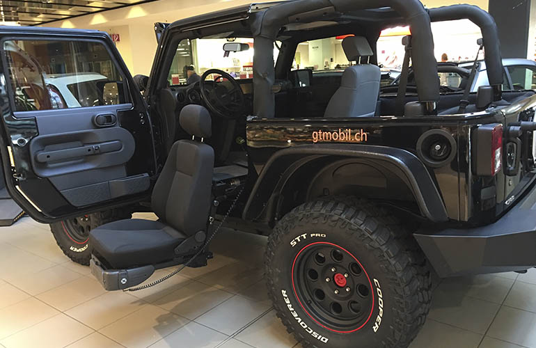 A Jeep Rubicon with a Turny Evo seat lift 