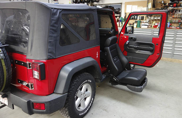 A Jeep Wrangler with a Turny Evo seat lift