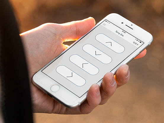 Hand hält ein Smartphone mit geöffneter Braunability Remote App