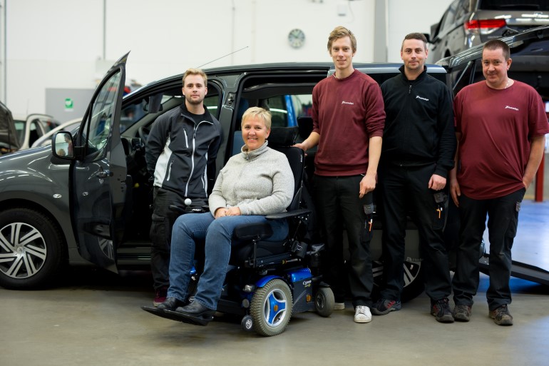 The whole gang gathered. From the left: Micke from Woodstar Mobility, Lise our lovely customer and our technicians Andreas, Fredrik and Jörgen. 
