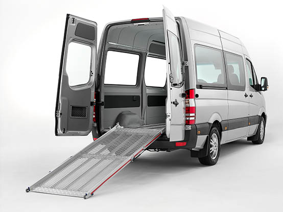 Aluminium tailboard ramp for wheelchairs in a vehicle