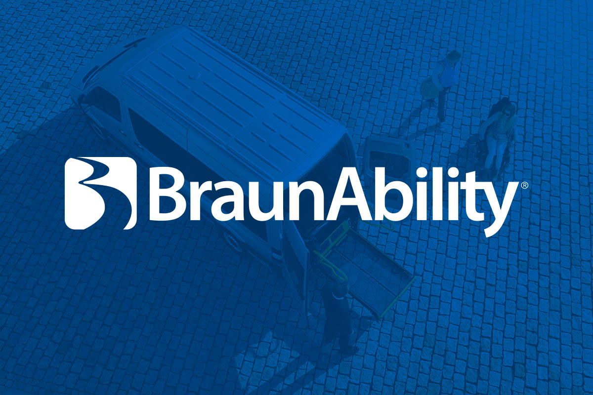 BraunAbility-Logo mit einem Van im Hintergrund